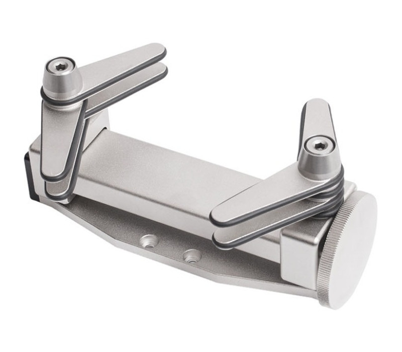 G1023 bottle grip is a flexible solution for many torque applications. Two sets of 4 rubber-edged gripping arms may be independently adjusted in 45° increments to accommodate a variety of bottle shapes and sizes.