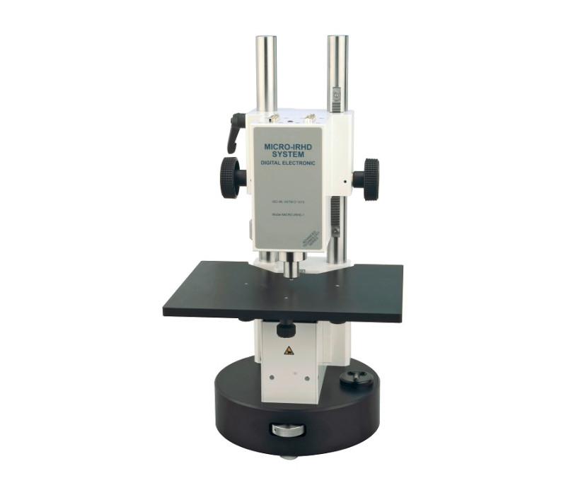The support table of the Micro IRHD moves automatically to the measuring head.