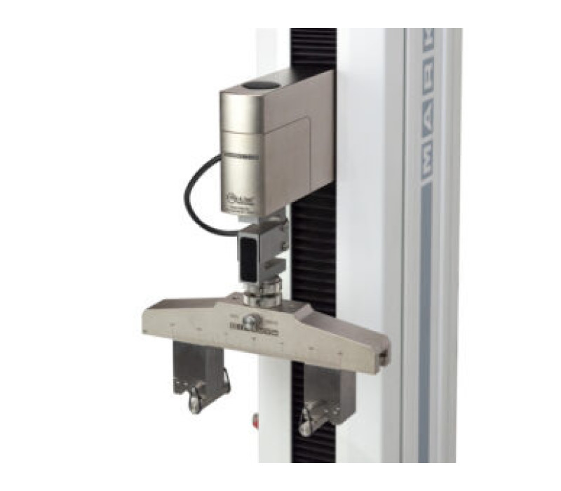 Series FS06 sensors are suitable for bulkier grips and fixtures, such as the G1095 bend fixture and eye end adapter shown here.