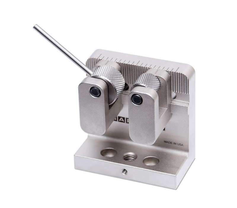 G1085 front view. Serrated cams effectively secure a wide range of sample shapes and sizes.