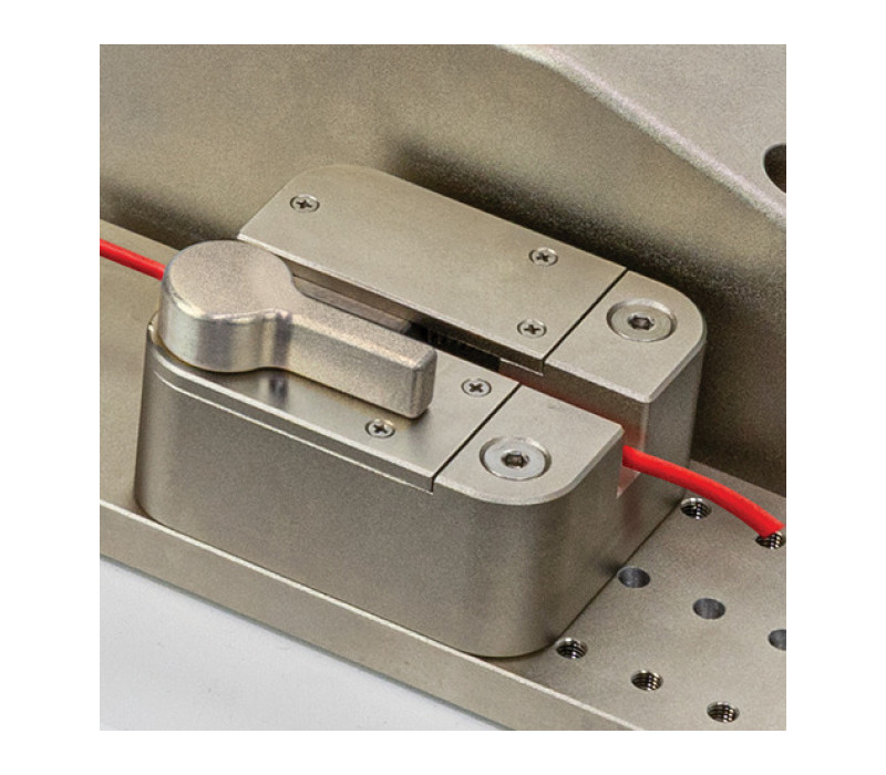 The standard self-tightening wedge grip secures and pulls the loose end of the cable.